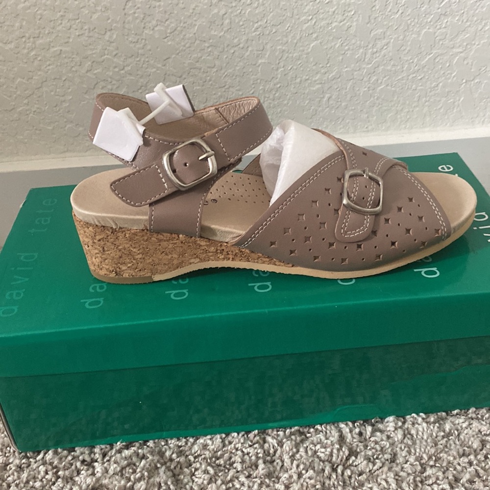David Tate women’s tan wedge sandal size 7.5 - Picture 3 of 3